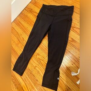 Lululemon black cropped 21 inch leggings size 6